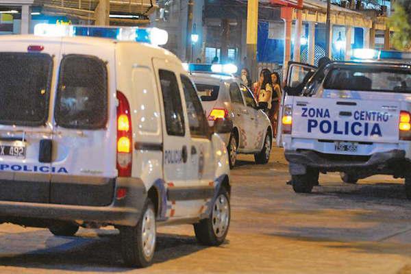 Fue a comprar un celular la subieron a un auto y la amenazaron con un arma