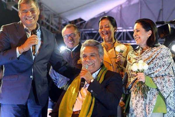 Rafael Correa llamoacute a manifestar por  la paz y la alegriacutea 