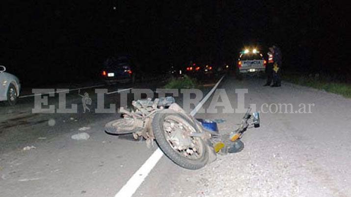 Joven motociclista perdioacute la vida en el acto al chocar un micro