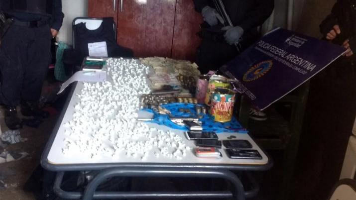 Seis detenidos 30 mil pesos y maacutes de 600 envoltorios de droga fueron secuestrados