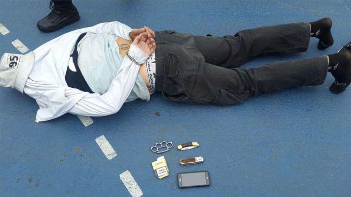 Detuvieron a 11 hinchas de Racing con armas carnets y entradas truchas