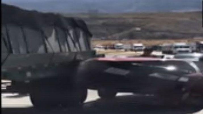 Insólito- enganchó un auto con su acoplado y lo arrastró sin darse cuenta