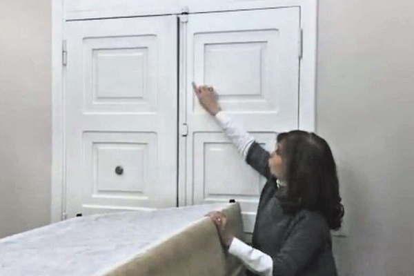 Cristina mostroacute en un video coacutemo quedoacute la residencia- Nos tiraron hasta excremento 