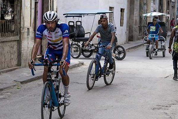 El ciclista austriacuteaco Jacob Zurl logroacute reacutecord al cruzar Cuba en 58 horas
