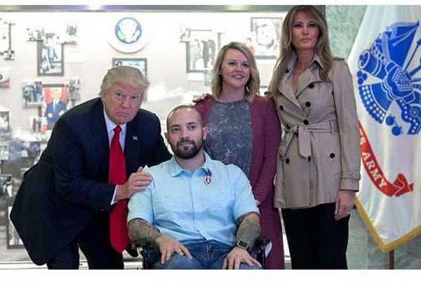Trump visitoacute a un soldado herido en Afganistaacuten