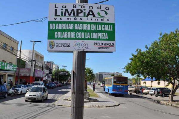 Colocan carteles con frases sobre la higiene de la ciudad
