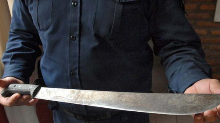 Grave tras recibir un machetazo en la cabeza