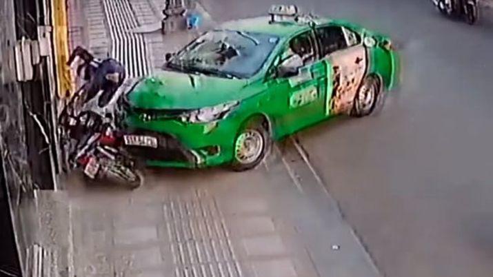 Un taxista embistioacute a un motochorro que roboacute una cartera