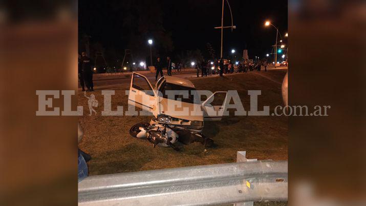 Cruzoacute en rojo y le tiroacute el auto encima a un motociclista