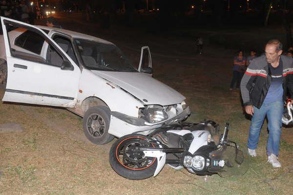 Automovilista embistioacute una motocicleta porque  su conductor le reprochoacute haber cruzado en rojo