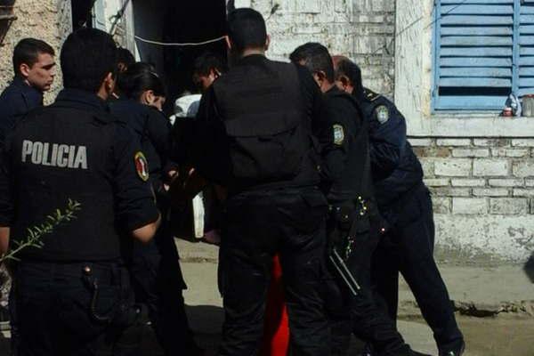 Un joven resultoacute herido con un arma blanca al defender a su hermana