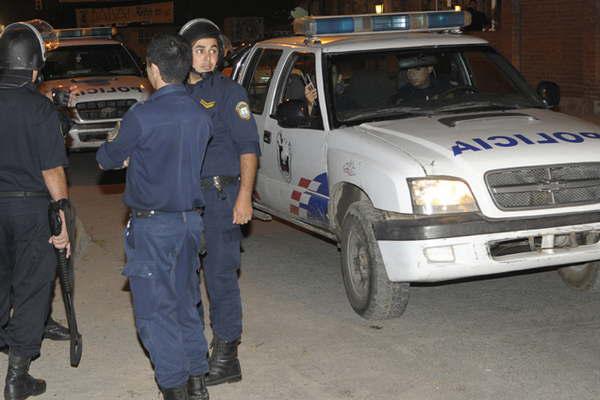 Encierran a una mujer en el bantildeo y le propinan una brutal paliza a su marido un comerciante