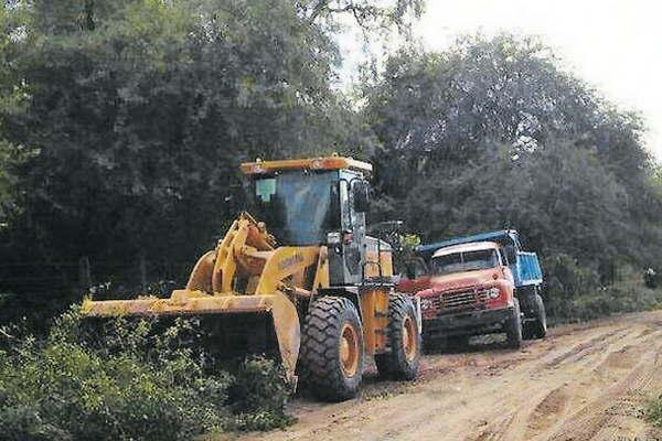 Realizan tareas de mantenimiento de caminos en Alberdi