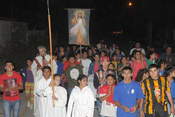 Se realizaron misas y  procesiones en los barrios 