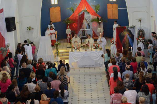 La fe inquebrantable de los santiaguentildeos se  hizo sentir en el Diacutea de la Divina Misericordia