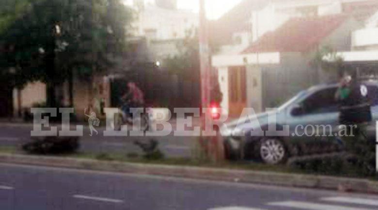 Joacutevenes alcoholizados embistieron un poste en La Banda