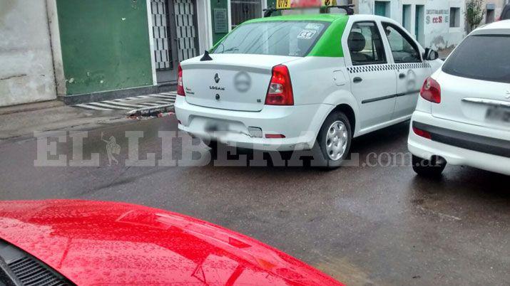 Motociclista no logroacute frenar y chocoacute a un remis