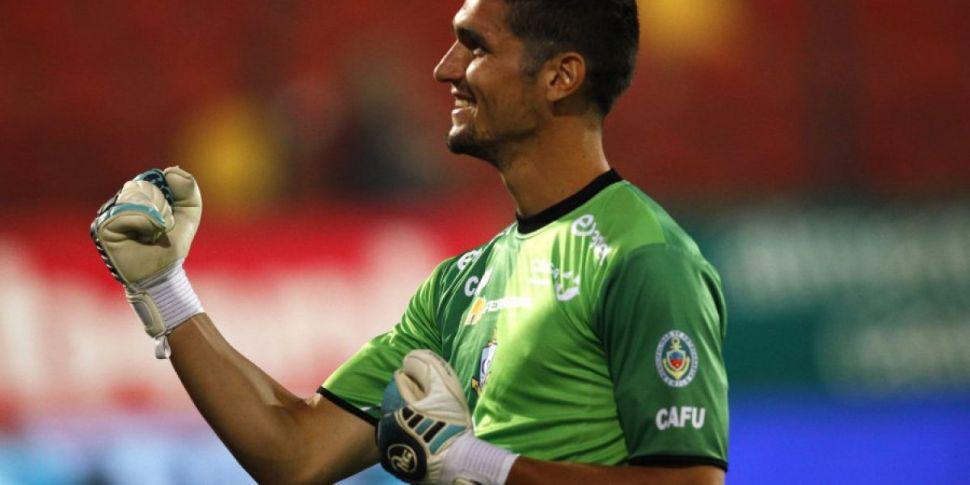 Impresionante- Arquero anota un gol desde su arco