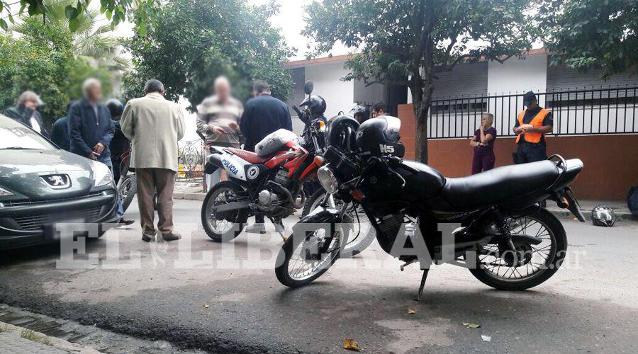Abrioacute la puerta de su auto y provocoacute la caiacuteda de un policiacutea