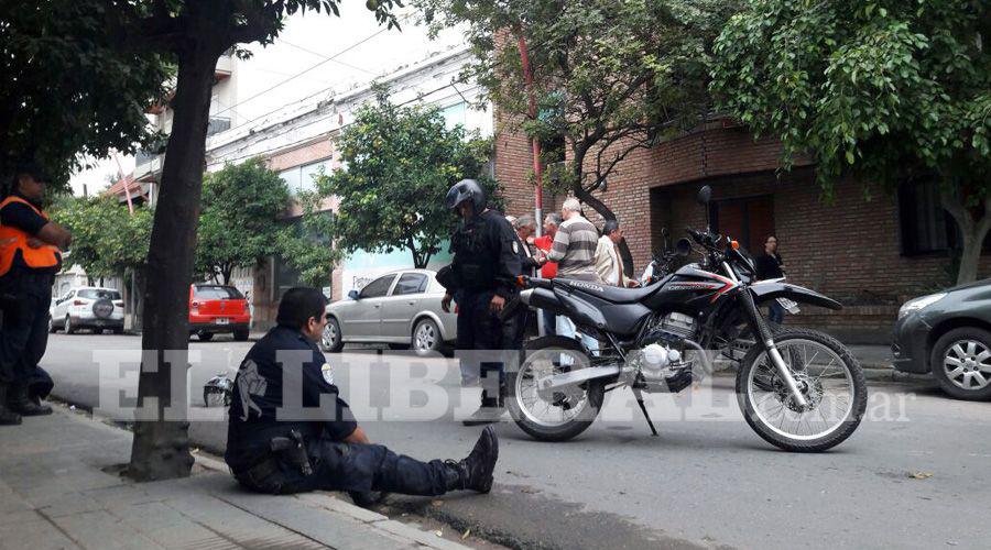 Abrioacute la puerta de su auto y provocoacute la caiacuteda de un policiacutea