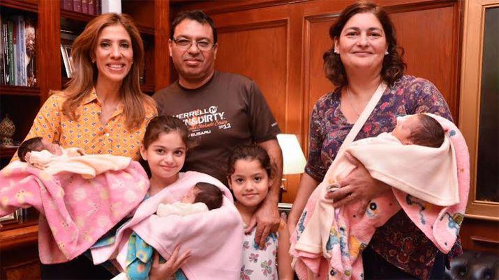 La Gobernadora recibioacute la visita de las trigemelas y su familia