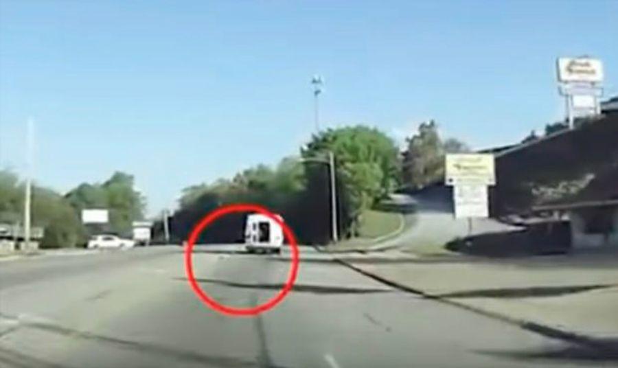 Video- Una nena se cae de una camioneta en movimiento y sus padres no se dan cuenta