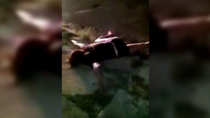 Filmaron a una mujer zombie arrastraacutendose por la calle