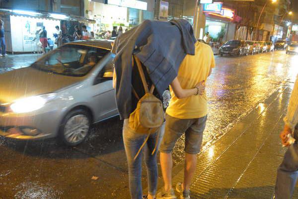 La lluvia continuariacutea durante todo este martes seguacuten el Servicio Meteoroloacutegico