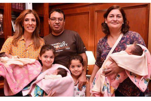 La gobernadora conocioacute a las pequentildeas trigemelas y dialogoacute con sus padres y hermanas