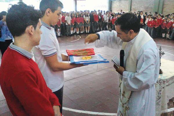 Renuevan y bendicen banderas en el Colegio Mater Dei 