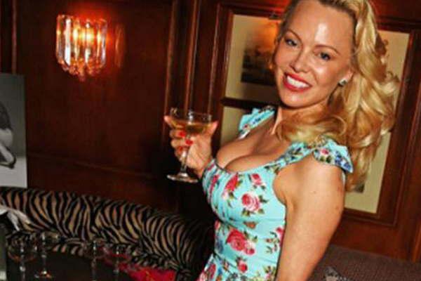 Pamela Anderson contoacute que fue ultrajada  por un anciano y como Playboy salvoacute su vida  