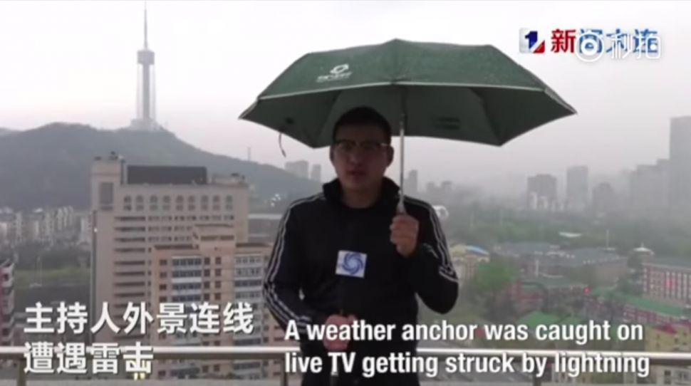 Video- Un periodista chino fue alcanzado por un rayo mientras daba el informe del clima