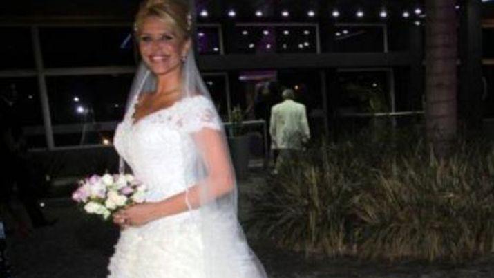 Un santiaguentildeo hizo vestir de novia a Nazarena Veacutelez