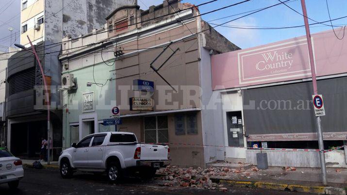 Casi una tragedia- parte de un techo se desprendió y cayó sobre una camioneta