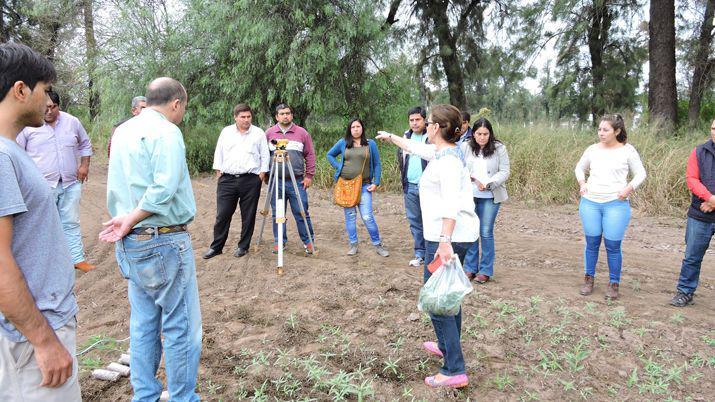 Cejas Lescano y Salgado dieron comienzo al curso de manejo de frutales para teacutecnicos de la SAF
