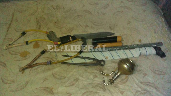 Detuvieron a dos menores y les secuestraron cuchillos tumberas y un revoacutelver