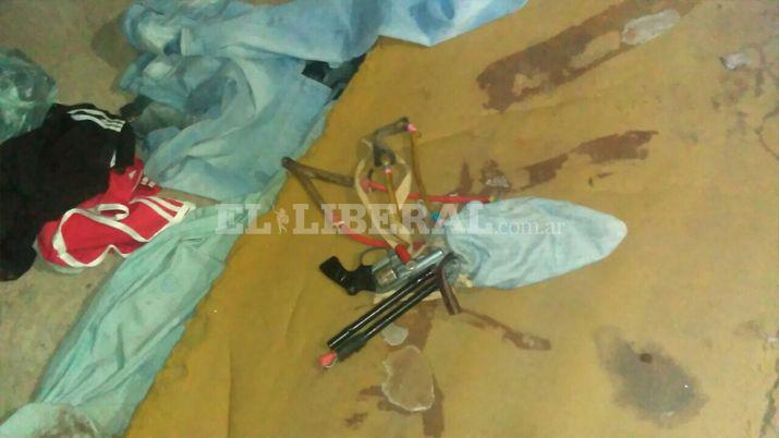 Detuvieron a dos menores y les secuestraron cuchillos tumberas y un revoacutelver