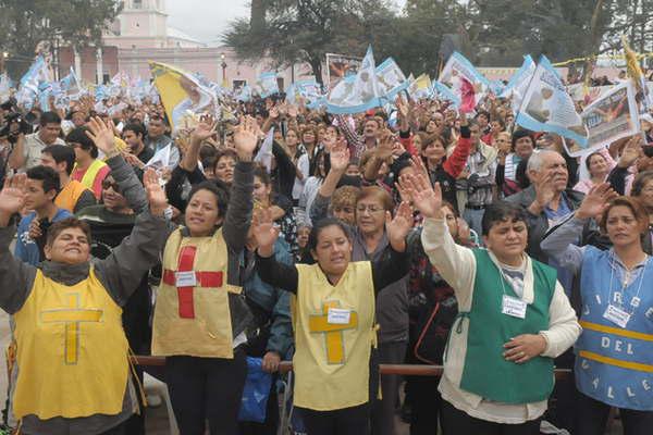 Maacutes de 100 servidores preparan su trabajo durante la fiesta del Sentildeor de los Milagros de Mailiacuten 