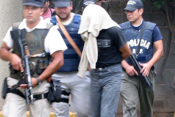 Condenan a herrero y profesora de Muacutesica por secuestro de 100 kg de droga