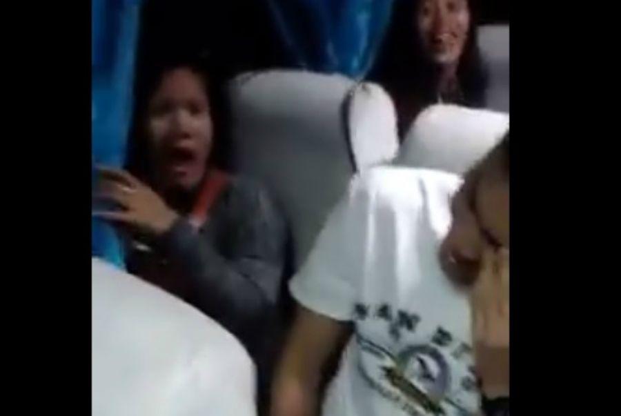 Viral- La increiacuteble reaccioacuten de una joven cuando el chico que le gusta se sienta a su lado