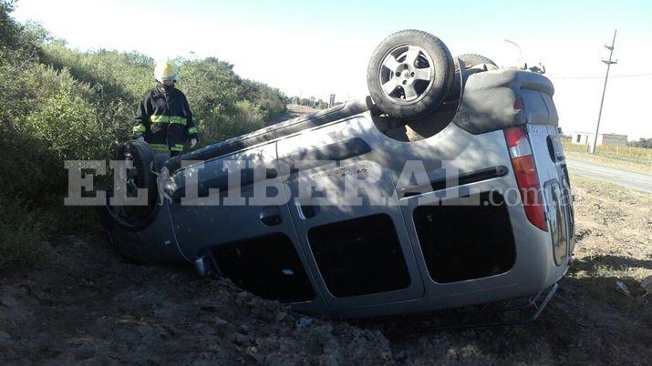 Ruta 11- Una mujer esquivoacute un pozo y terminoacute volcando