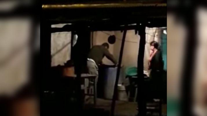 Tiene dos antildeos y lo metieron en un tacho con agua por pedir la teta