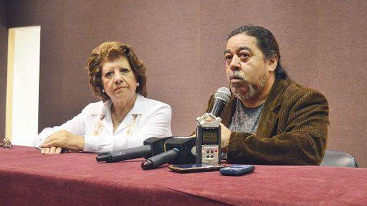 Directora del Centro Cultural del Bicentenario María Inés Bravo de Gentile y el cantante folclórico Duende Garnica