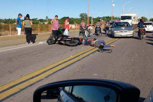 Dos heridos de gravedad tras violento choque frontal de motocicletas