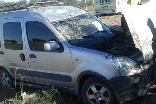 Una adolescente intentoacute esquivar  un pozo y volcoacute con su utilitario 