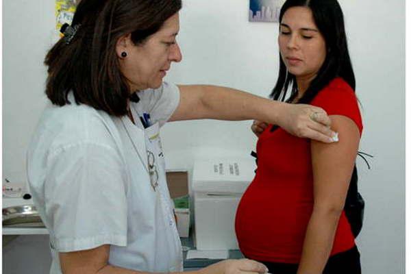 Instan a vacunarse contra la gripe a embarazadas y nintildeos 