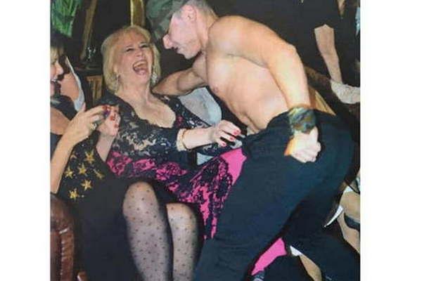 La mamaacute de Fernando Burlando cumplioacute 80 y los festejoacute con strippers