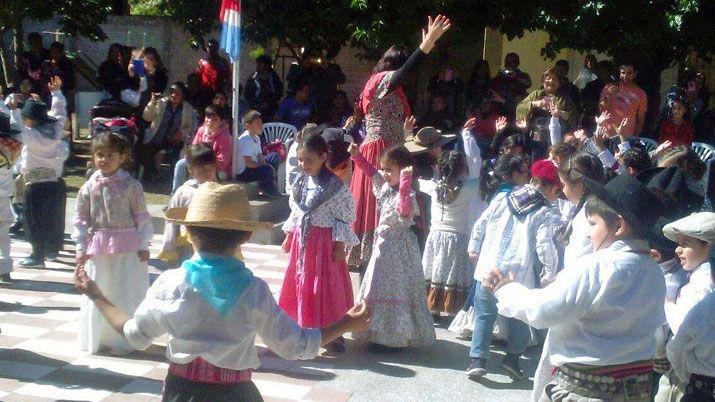 Los estudiantes le pusieron el color a los festejos por el Diacutea de la Autonomiacutea Provincial