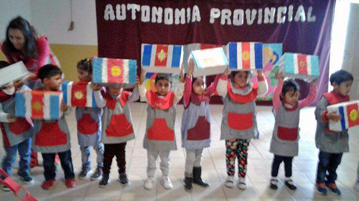 Los estudiantes le pusieron el color a los festejos por el Diacutea de la Autonomiacutea Provincial