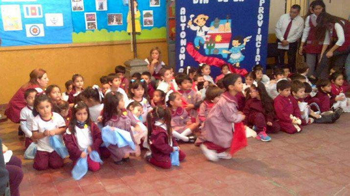 Los estudiantes le pusieron el color a los festejos por el Diacutea de la Autonomiacutea Provincial